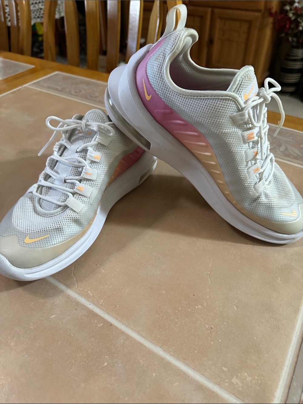 EUC Nike Air Max Women’s White Mesh Sneakers